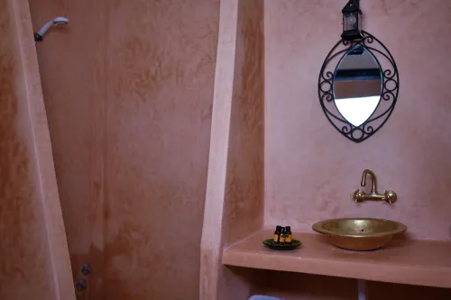 kasbah_zitoune_guesthousen_in_ouarzazate_-_quadruple_bathroom