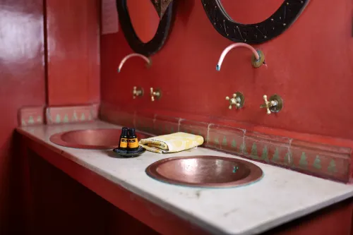 kasbah_zitoune_guesthousen_in_ouarzazate_-_quadruple_siroua_room-_bathroom