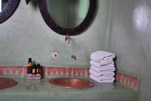 kasbah_zitoune_guesthousen_in_ouarzazate_-_quintuple_bathroom-1